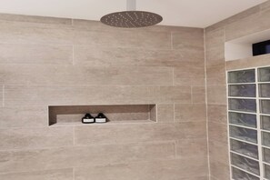 Douche, serviettes fournies, papier toilette