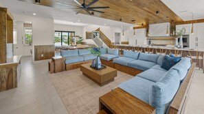 Una Smart TV, videojuegos, una oficina