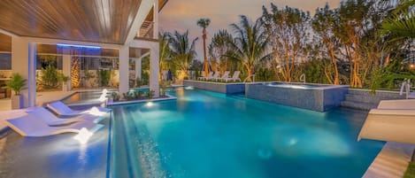 Alberca al aire libre y alberca climatizada