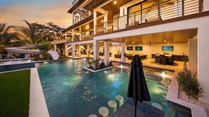 Piscina a l'aire lliure i piscina climatitzada 