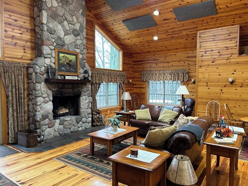 Riverbend Retreat Lodge with fireplace, hot tub, two pools & pickleball ct.