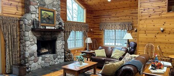 Riverbend Retreat Lodge with fireplace, hot tub, two pools & pickleball ct.