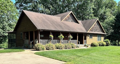 Riverbend Retreat Lodge with fireplace, hot tub, two pools & pickleball ct.