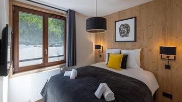 2 bedrooms, bed sheets