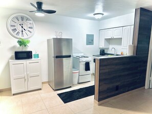 Fridge, microwave, oven, stovetop - Charming Getaway with WiFi, AC in delightful Fort Lauderdale (Fort Lauderdale)