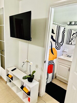 Serviettes fournies, papier toilette