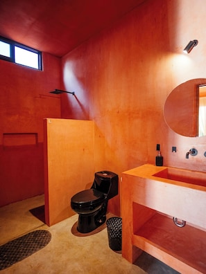 Serviettes fournies, savon, shampoing, papier toilette