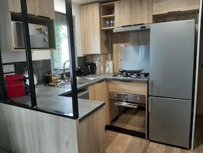 Een koelkast, een microgolfoven, een oven, een kookplaat