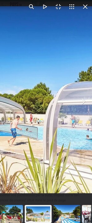 Zona de piscina con área techada y cielo despejado.