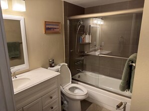 Haartrockner, Handtücher, Seife, Toilettenpapier