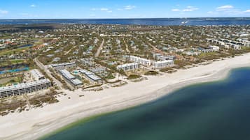 Aurinkotuoleja, rantapyyhkeitä