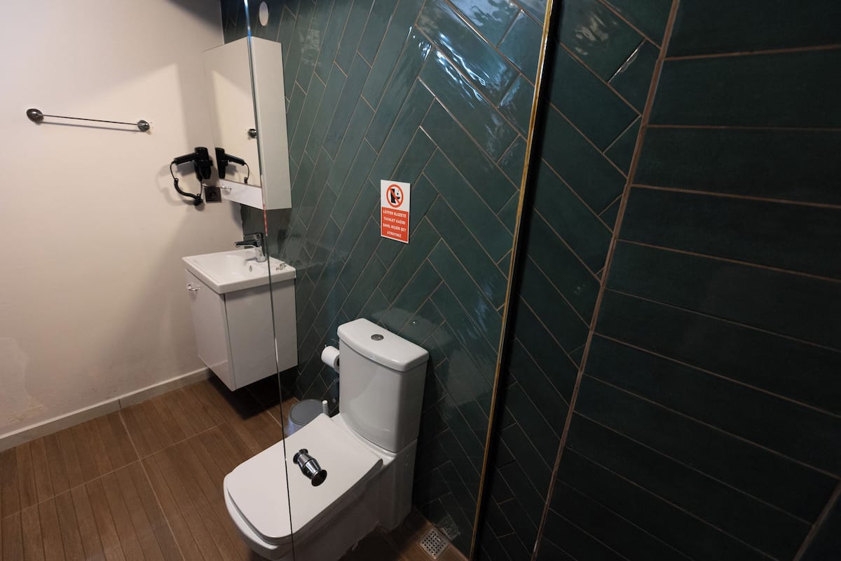 Superior-Doppelzimmer, Terrasse | Badezimmer | Haartrockner, Handtücher, Seife, Shampoo