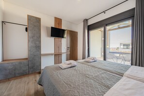 2 bedrooms, in-room safe, iron/ironing board, free WiFi