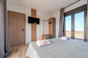 2 chambres, coffres-forts dans les chambres, fer et planche à repasser