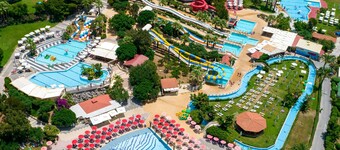 Little Rosy ,Stylish Mezzanine Retreat with Jacuzzi