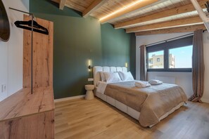 In-room safe, iron/ironing board, free WiFi, bed sheets