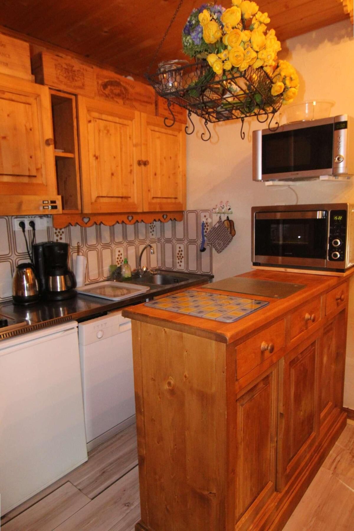 Micro-ondes, four, lave-vaisselle, cafetière/bouilloire