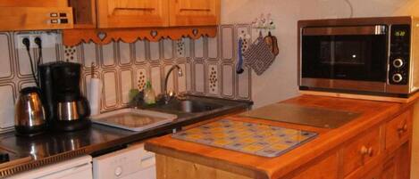 Microondas, horno, lavavajillas, cafetera/tetera