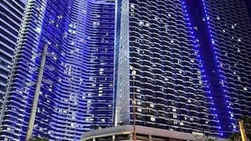 Ein Hochhaus mit moderner Architektur, gekennzeichnet durch eine auffällige vertikale Lichtleiste an einer Seite.