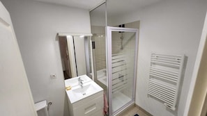 Douche, sèche-cheveux, serviettes fournies, savon