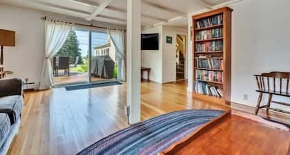 Seaside Farmhouse | Cozy Waterfront Getaway in Ten