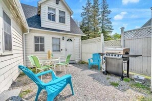 Outdoor dining - Bella's Cottage – Views & Charm (Saint George)