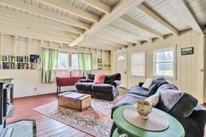 Living area - Bella's Cottage – Views & Charm (Saint George)