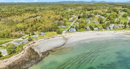 Ocean Breeze Haven - Sleeps 12, Walk to Beach