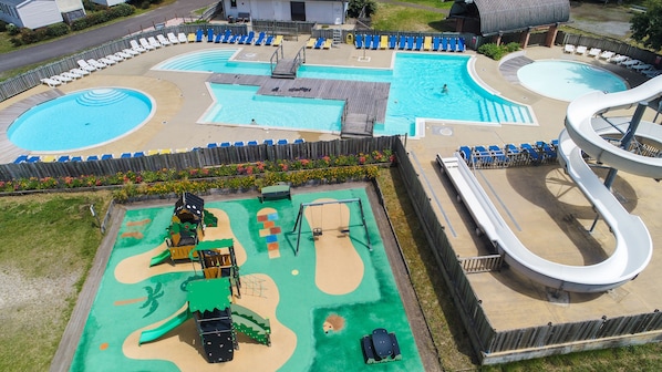 Piscine extérieure, parasols de plage, chaises longues