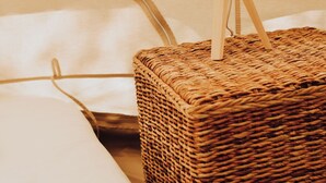 A wicker basket with a lamp on a bed. - Cocooning Tipi - Azur (Azur)