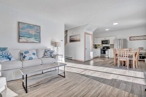 Living area - Ocean Breeze East Wind – Modern 2BR/2BA home by Cr (Owls Head)