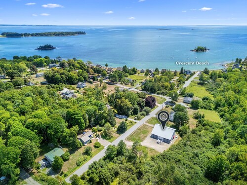 Ocean Breeze West Ocean-view 3BR retreat with deck, WiFi, AC, and beach access