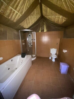 Artículos de tocador gratuitos, pantuflas, bidet, toallas
