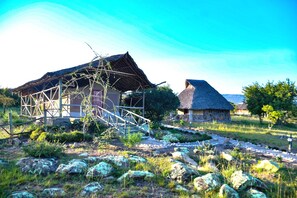 Chambre triple, patio | Literie de qualité, lit avec matelas Select Comfort, décor unique