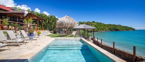 Piscina externa, espreguiçadeiras