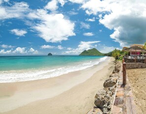 Plage, sable blanc, serviettes de plage, massages sur la plage