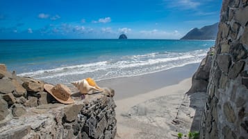 Di pantai, pasir putih, handuk pantai, dan pijat di pantai