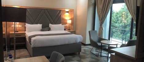 Comfort eenpersoonskamer, 1 kingsize bed, balkon, uitzicht op stad