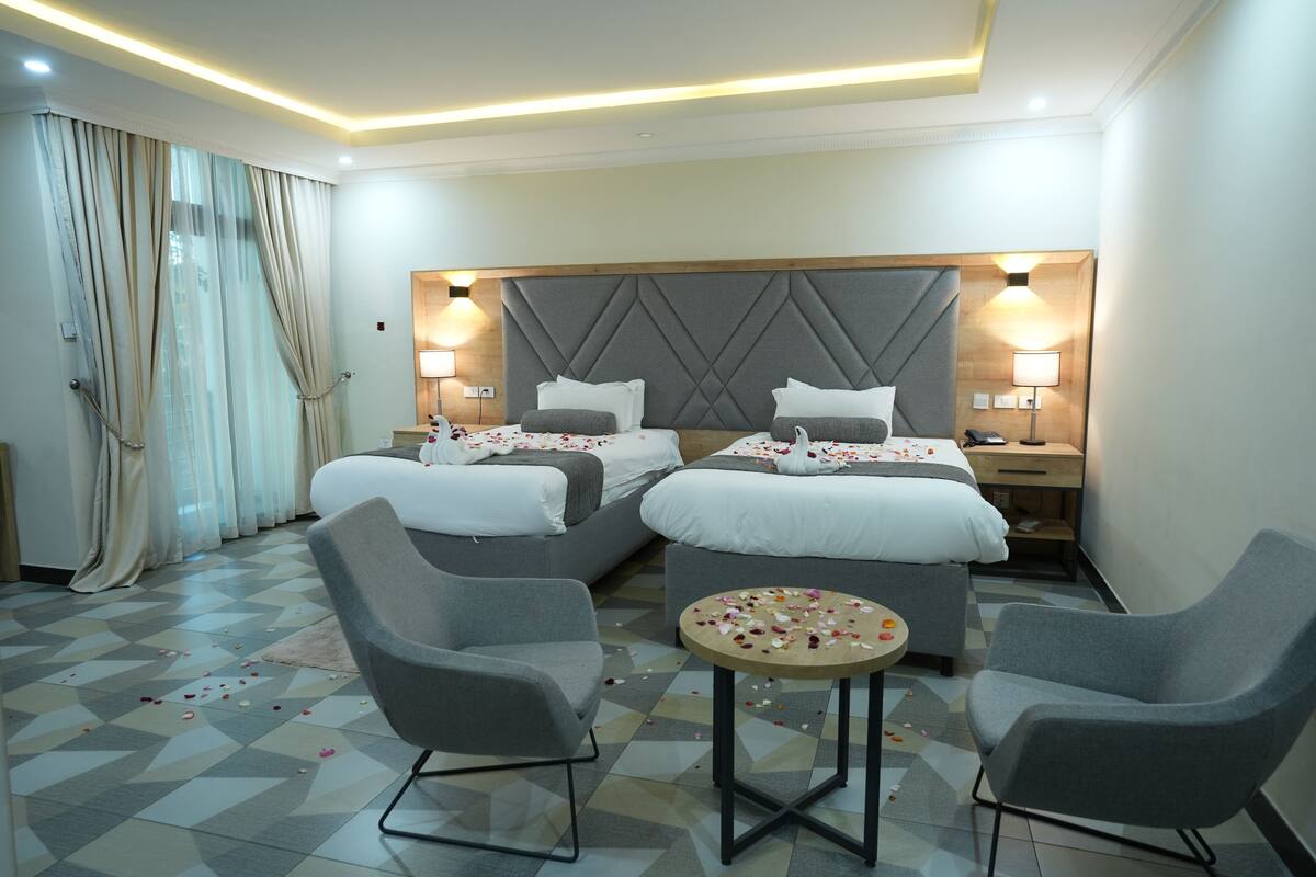 Chambre classique double ou avec lits jumeaux, balcon, vue sur la ville