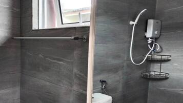 Dusche, Haartrockner, Handtücher, Seife