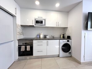 Kühlschrank, Mikrowelle, Ofen, Wasserkocher mit Kaffee-/Teezubehör