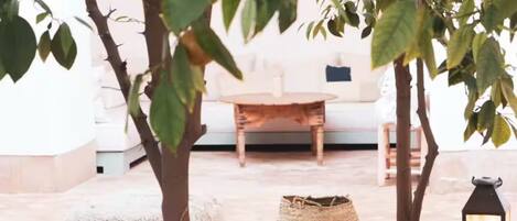 المنطقة المحيطة بالمنشأة