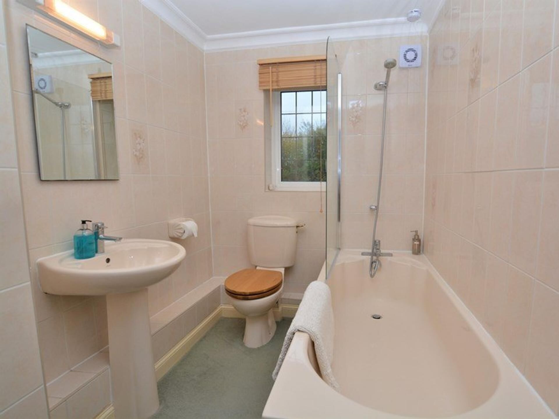 Une salle de bain avec une baignoire, des toilettes et un lavabo.