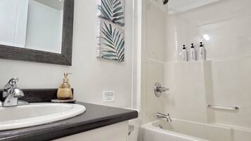 Secadora de cabello, toallas, jabón, shampoo