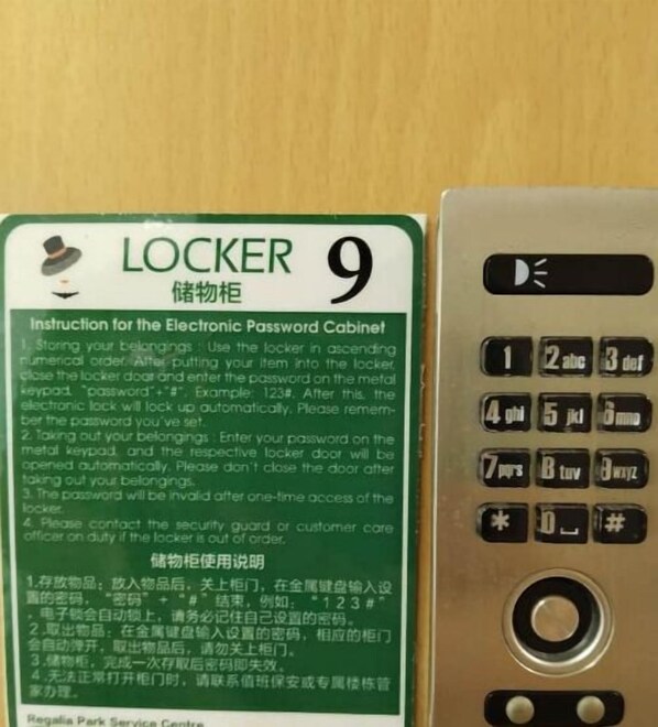 Primer plano de un locker electrónico metálico con teclado y una etiqueta verde con instrucciones.