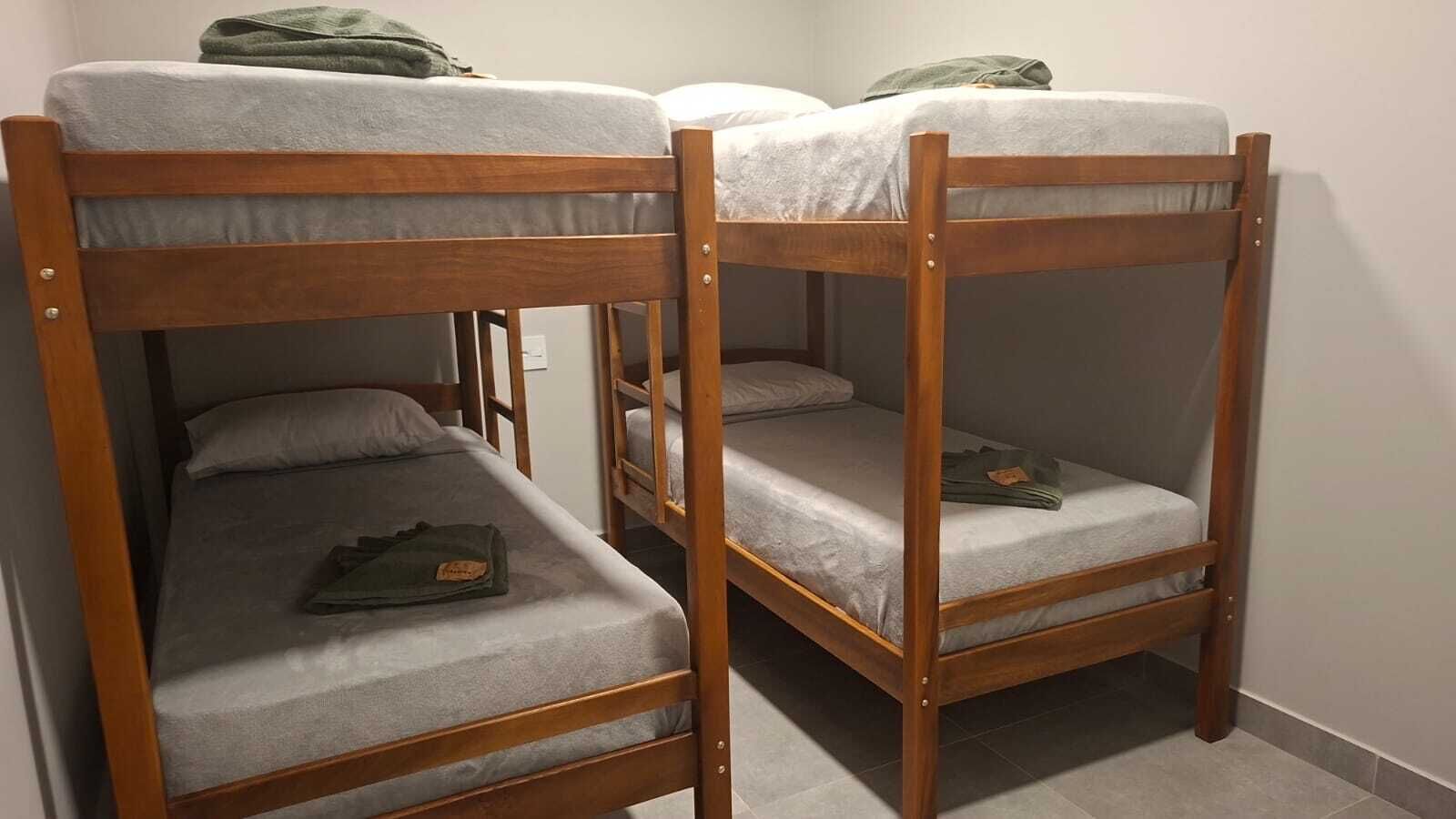 Habitación cuádruple básica | Ropa de cama hipoalergénica y wifi gratis 