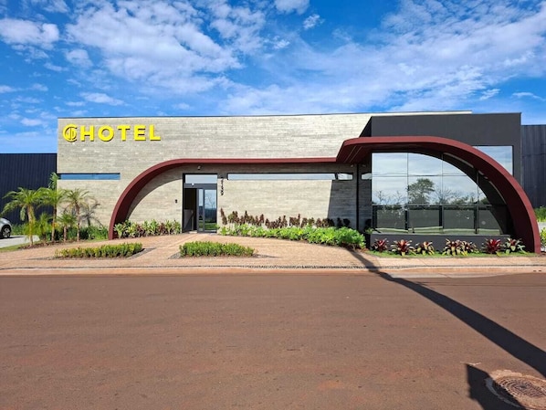 A modern hotel with a curved entrance and a prominent 'HOTEL' sign. - JD Hotel cravinhos (Cravinhos)