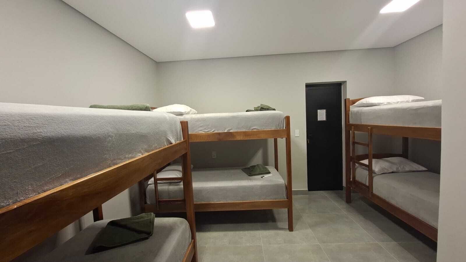 Dormitorio compartido básico | Ropa de cama hipoalergénica y wifi gratis 
