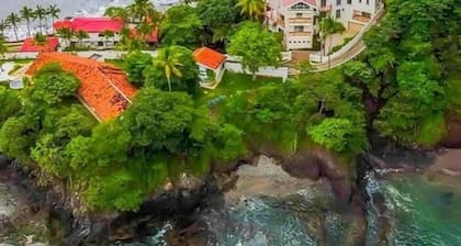 3-bedroom estate in delightful Playa Flamingo with AC, WiFi