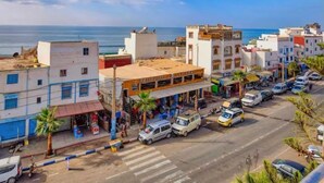 Une ville côtière avec des bâtiments, un restaurant et une vue dégagée sur la mer.
